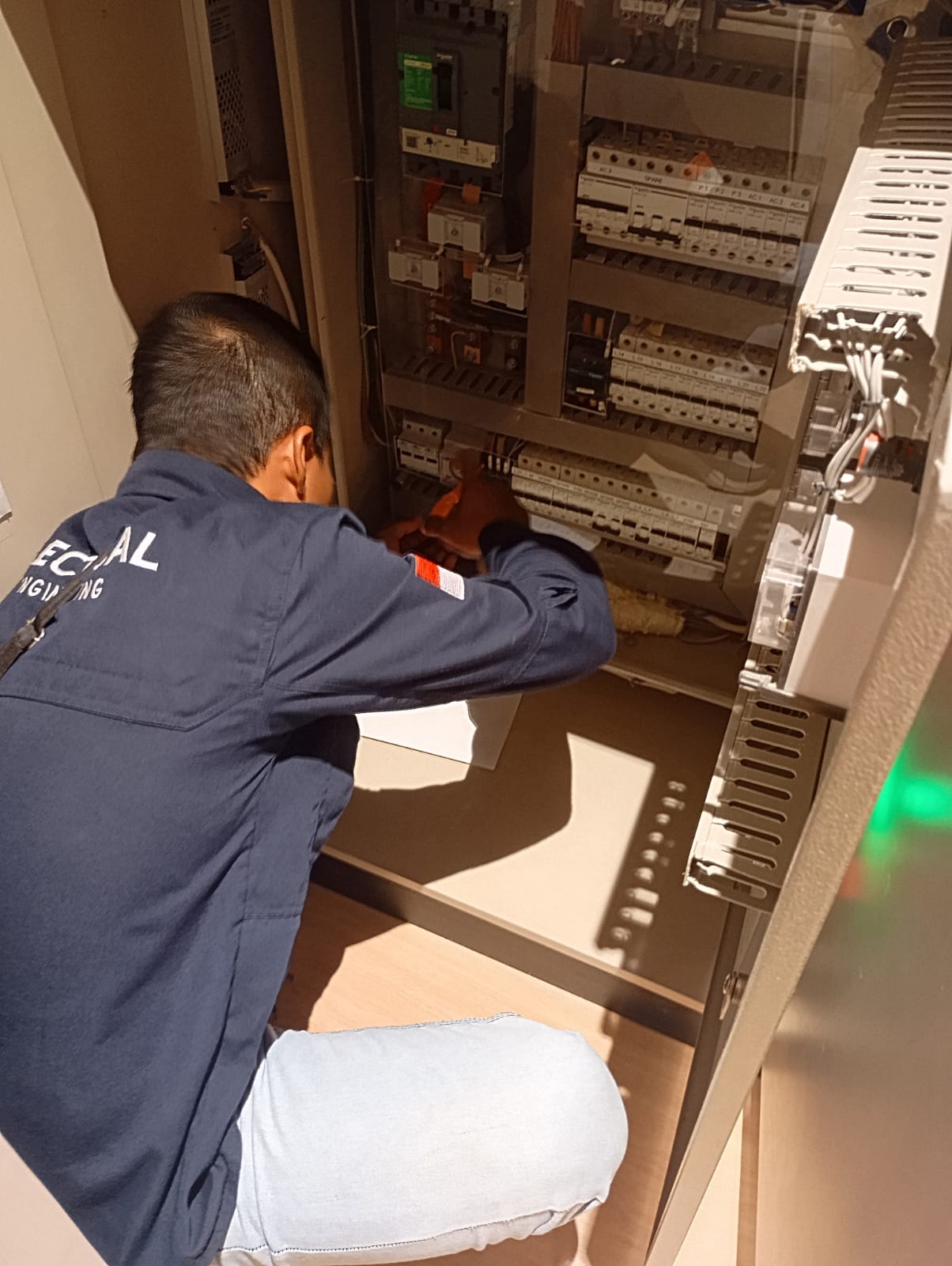 Teknisi Tukang Listrik Indonesia bekerja pada panel listrik